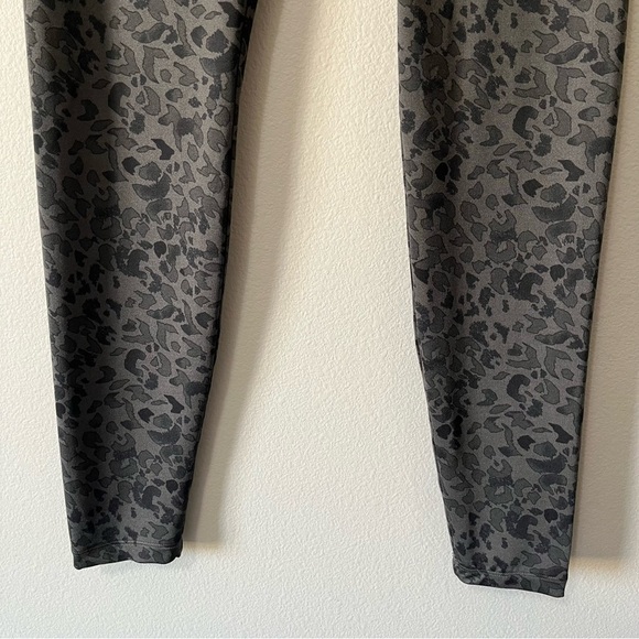 CAbi #3212 Tea Lounge Safari Leggings Charcoal Gray Animal Print Size Small - Picture 4 of 10
